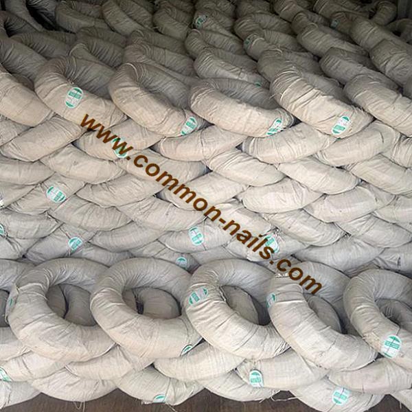  Electro-galvanized wire is also called cold galvanized wire. It is a galvanized wire made of low-carbon steel as the core wire and processed by wire drawing and electro-galvanizing. Zinc is gradually plated on the metal surface by unidirectional current in the electroplating tank.
The production speed is slow, the coating is uniform, and the thickness is thin, usually only 3-15 microns, and the appearance is bright.