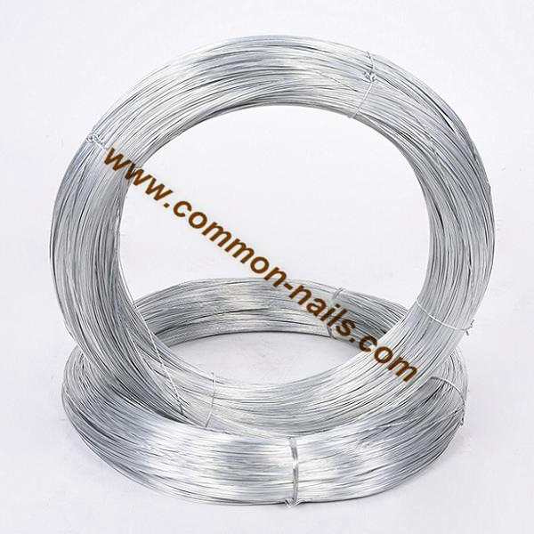  Electro-galvanized wire is also called cold galvanized wire. It is a galvanized wire made of low-carbon steel as the core wire and processed by wire drawing and electro-galvanizing. Zinc is gradually plated on the metal surface by unidirectional current in the electroplating tank.
The production speed is slow, the coating is uniform, and the thickness is thin, usually only 3-15 microns, and the appearance is bright.