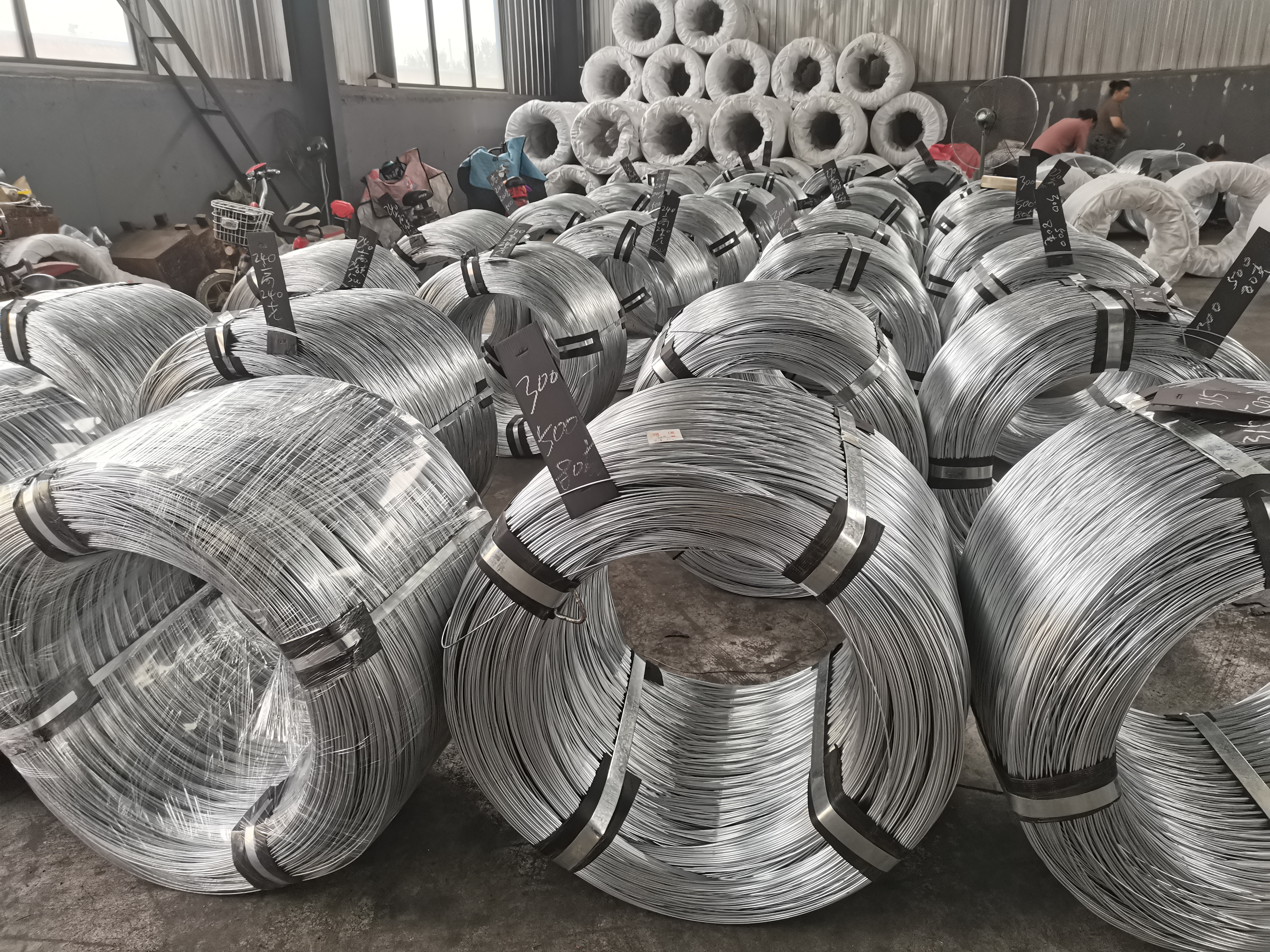 Hot dip galvanized iron wire is widely used in various fields such as heavy industry, light industry, agriculture, etc. due to its excellent corrosion resistance, strength improvement, economy, fire resistance, and environmental friendliness. Specifically, the applications of hot-dip galvanized iron wire include but are not limited to: