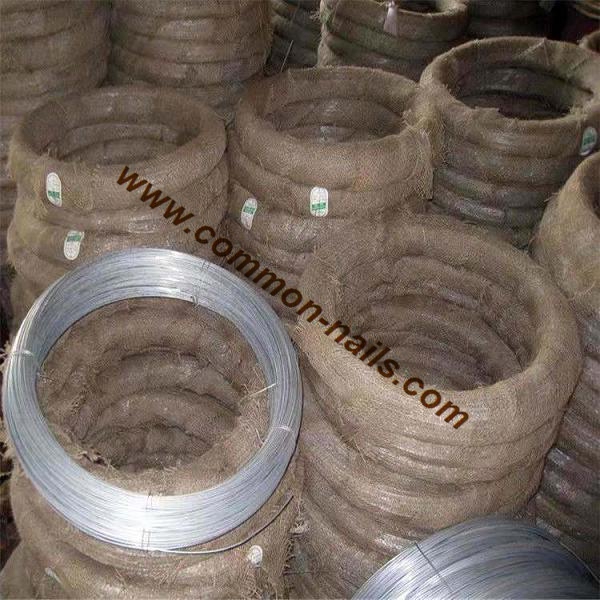  Electro-galvanized wire is also called cold galvanized wire. It is a galvanized wire made of low-carbon steel as the core wire and processed by wire drawing and electro-galvanizing. Zinc is gradually plated on the metal surface by unidirectional current in the electroplating tank.
The production speed is slow, the coating is uniform, and the thickness is thin, usually only 3-15 microns, and the appearance is bright.